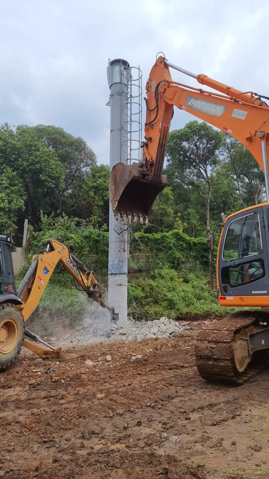 Máquinas atuando na remoção de base de infraestrutura