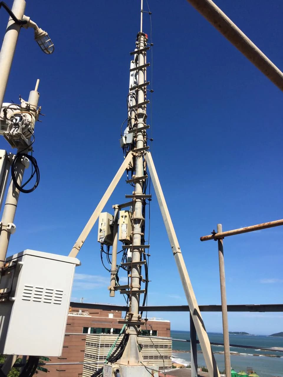 Estrutura e equipamentos de telecom instalados em cobertura