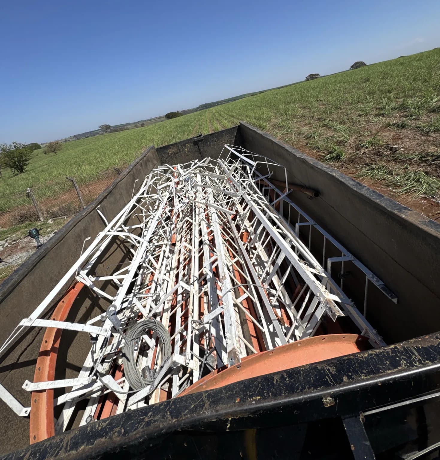 Componentes de torre organizados para transporte em carroceria
